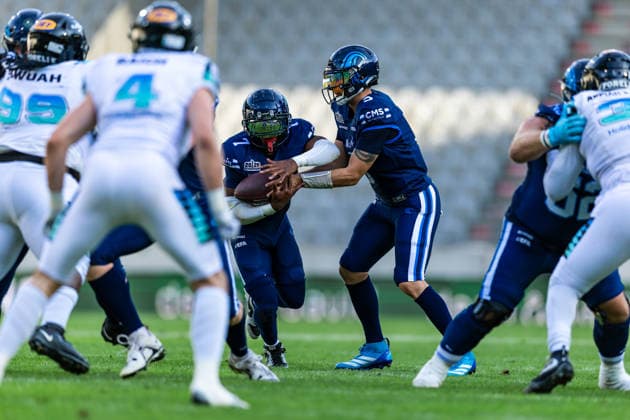 Nordic Storm quarterback Jadrian Clark ( 3) hands off the ball to running back Glen Toonga ( 7). 29.08.2026, Innsbruck, European Football Alliance, Championship Game, Munich Ravens - Nordic Storm. Innsbruck Tivoli Stadium Austria Copyright: xPFA RicoxDoninellix