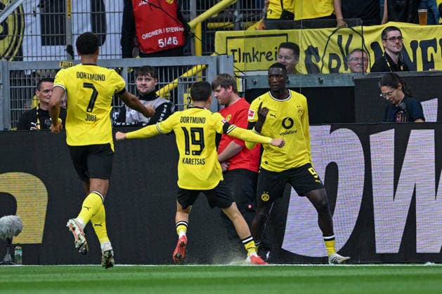 1. Bundesliga 26 27 - Borussia Dortmund - Hamburger SV am 29.08.2026 an der Bremer Brücke in Osnabrück Jubel, Torjubel, Torschuetze, Torschütze Serhou Guirassy (Dortmund) jubelt nach seinem Tor zum 1:0 mit Konstantinos Karetsas (Dortmund) *** 1 Bundesliga 26 27 Borussia Dortmund vs. Hamburger SV on August 29, 2026, at the Bremer Brücke in Osnabrück Cheers, goal celebrations, goal scorers, goal scorer Serhou Guirassy Dortmund celebrates after his goal to make it 1-0 with Konstantinos Karetsas Dortmund MT