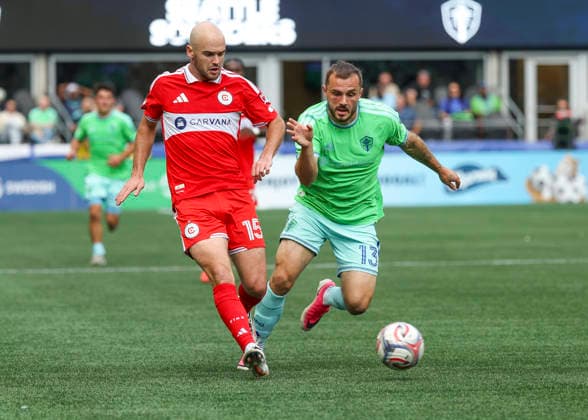 SEATTLE, WA - AUGUST 29: (left to right) Chicago Fire FC defender Andrew Gutman (15) and Seattle Sounders FC forward Jordan Morris (13) fight for the ball in the second half during the MLS, Fussball Herren, USA match between Chicago Fire FC and Seattle Sounders FC on August 29, 2026 at Lumen Field in Seattle, Washington. (Photo by Leslie Plaza Johnson Icon Sportswire) SOCCER: AUG 29 MLS Seattle Sounders FC vs Chicago Fire FC EDITORIAL USE ONLY Icon260829024