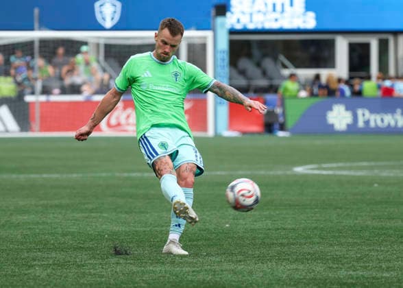 SEATTLE, WA - AUGUST 29: Seattle Sounders FC midfielder Albert Rusnak (11) takes a direct kick in the second half during the MLS, Fussball Herren, USA match between Chicago Fire FC and Seattle Sounders FC on August 29, 2026 at Lumen Field in Seattle, Washington. (Photo by Leslie Plaza Johnson Icon Sportswire) SOCCER: AUG 29 MLS Seattle Sounders FC vs Chicago Fire FC EDITORIAL USE ONLY Icon260829026