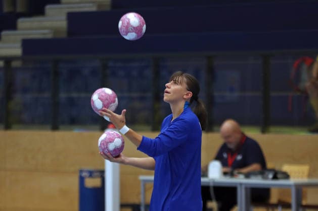Handball, Alsco HBF1: HC Leipzig vs. Borussia Dortmund, August 29, 2026; Alina Gaubatz 11; HC Leipzig juggling three balls; Alsco Women s Handball Bundesliga HBF1, 2026–2027 season; Matchday 1: HC Leipzig vs. Borussia Dortmund on August 29, 2026, at the Markranstädt Sports Center Copyright: xBEAUTIFULxSPORTS JanxKaeferx