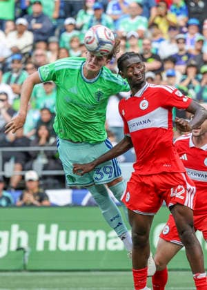 SEATTLE, WA - AUGUST 29: Seattle Sounders FC defender Stuart Hawkins (39) attempts to head the ball into the goal zone in the second half during the MLS, Fussball Herren, USA match between Chicago Fire FC and Seattle Sounders FC on August 29, 2026 at Lumen Field in Seattle, Washington. (Photo by Leslie Plaza Johnson Icon Sportswire) SOCCER: AUG 29 MLS Seattle Sounders FC vs Chicago Fire FC EDITORIAL USE ONLY Icon260829027