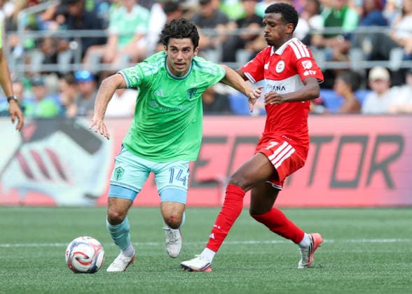 SEATTLE, WA - AUGUST 29: Seattle Sounders FC midfielder Paul Rothrock (14) keeps the ball away from Chicago Fire FC forward Maren Haile-Selassie (7) in the second half during the MLS, Fussball Herren, USA match between Chicago Fire FC and Seattle Sounders FC on August 29, 2026 at Lumen Field in Seattle, Washington. (Photo by Leslie Plaza Johnson Icon Sportswire) SOCCER: AUG 29 MLS Seattle Sounders FC vs Chicago Fire FC EDITORIAL USE ONLY Icon260829028