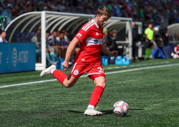SEATTLE, WA - AUGUST 29: Chicago Fire FC defender Jonathan Dean (24) prepares to send the ball across the pitch in the first half during the MLS, Fussball Herren, USA match between Chicago Fire FC and Seattle Sounders FC on August 29, 2026 at Lumen Field in Seattle, Washington. (Photo by Leslie Plaza Johnson Icon Sportswire) SOCCER: AUG 29 MLS Seattle Sounders FC vs Chicago Fire FC EDITORIAL USE ONLY Icon260829033