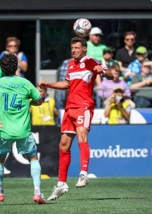 SEATTLE, WA - AUGUST 29: Chicago Fire FC defender Sam Rogers (5)heads the ball in the first half during the MLS, Fussball Herren, USA match between Chicago Fire FC and Seattle Sounders FC on August 29, 2026 at Lumen Field in Seattle, Washington. (Photo by Leslie Plaza Johnson Icon Sportswire) SOCCER: AUG 29 MLS Seattle Sounders FC vs Chicago Fire FC EDITORIAL USE ONLY Icon260829036