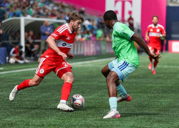 SEATTLE, WA - AUGUST 29: (left to right) Chicago Fire FC defender Jonathan Dean (24) dribbles the ball as Seattle Sounders FC defender Nouhou Tolo (5) steps in the challenge in the first half during the MLS, Fussball Herren, USA match between Chicago Fire FC and Seattle Sounders FC on August 29, 2026 at Lumen Field in Seattle, Washington. (Photo by Leslie Plaza Johnson Icon Sportswire) SOCCER: AUG 29 MLS Seattle Sounders FC vs Chicago Fire FC EDITORIAL USE ONLY Icon260829037