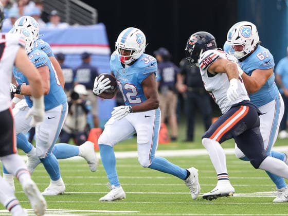 NFL, American Football Herren, USA 2026: Bears Vs Titans AUG 29 Aug 29, 2026; Nashville, Tennessee, USA; Tennessee Titans running back Nick Singleton (32) runs the ball during the NFL preseason game between the Chicago Bears and the Tennessee Titans at Nissan Stadium (Nashville). Mandatory Credit: Stephen Furst-Cal Media (Credit Image: Â Stephen Furst Cal Sport Media) Nashville Tennessee USA EDITORIAL USE ONLY Copyright: xx ZUMA-20260829_zma_c04_093.jpg StephenxFurstx csmphotothree515295