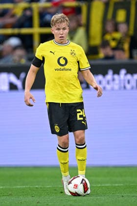 1. Bundesliga 26 27 - Borussia Dortmund - Hamburger SV am 29.08.2026 im Signal Iduna Park in Dortmund Daniel Svensson (Dortmund) am Ball. *** 1 Bundesliga 26 27 Borussia Dortmund vs. Hamburger SV on August 29, 2026, at Signal Iduna Park in Dortmund; Daniel Svensson: Dortmund in Control MT