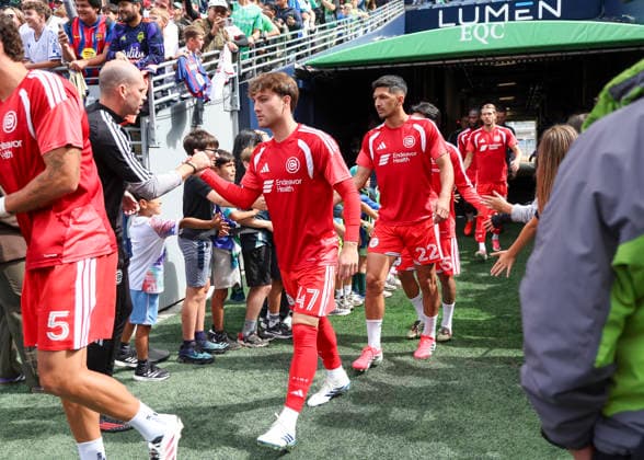 SEATTLE, WA - AUGUST 29: Chicago Fire FC midfielder Sam Williams (47) and teammates are greeted by fans before the MLS, Fussball Herren, USA match between Chicago Fire FC and Seattle Sounders FC on August 29, 2026 at Lumen Field in Seattle, Washington. (Photo by Leslie Plaza Johnson Icon Sportswire) SOCCER: AUG 29 MLS Seattle Sounders FC vs Chicago Fire FC EDITORIAL USE ONLY Icon260829046