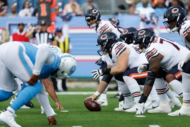 NASHVILLE, TN - AUGUST 29: The Tennessee Titans and Chicago Bears line up for a play during a preseason game between the Tennessee Titans and Chicago Bears, August 29, 2026 at Nissan Stadium in Nashville, Tennessee. (Photo by Matthew Maxey Icon Sportswire) NFL, American Football Herren, USA AUG 29 Bears at Titans EDITORIAL USE ONLY Icon260829006