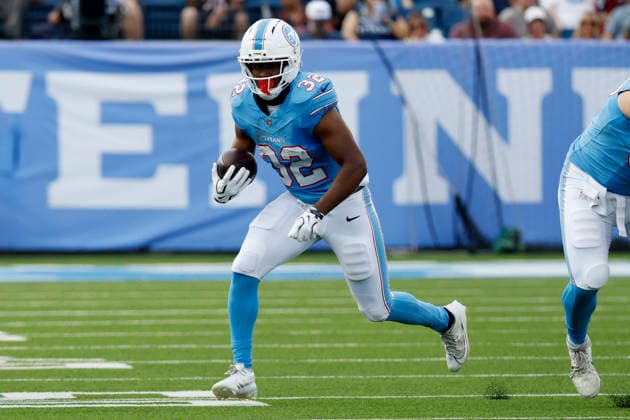 NASHVILLE, TN - AUGUST 29: Tennessee Titans running back Nicholas Singleton (32) runs the ball during a preseason game between the Tennessee Titans and Chicago Bears, August 29, 2026 at Nissan Stadium in Nashville, Tennessee. (Photo by Matthew Maxey Icon Sportswire) NFL, American Football Herren, USA AUG 29 Bears at Titans EDITORIAL USE ONLY Icon260829015