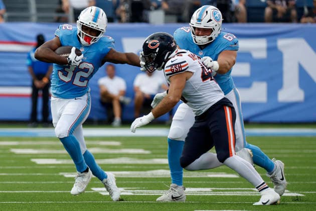 NASHVILLE, TN - AUGUST 29: Tennessee Titans running back Nicholas Singleton (32) stiff arms Chicago Bears long snapper Luke Elkin (46) during a preseason game between the Tennessee Titans and Chicago Bears, August 29, 2026 at Nissan Stadium in Nashville, Tennessee. (Photo by Matthew Maxey Icon Sportswire) NFL, American Football Herren, USA AUG 29 Bears at Titans EDITORIAL USE ONLY Icon260829016