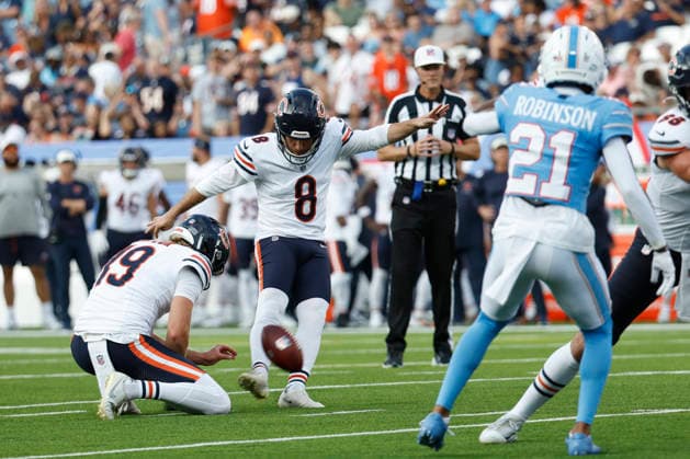 NASHVILLE, TN - AUGUST 29: Chicago Bears kicker Cairo Santos (8) kicks an extra point during a preseason game between the Tennessee Titans and Chicago Bears, August 29, 2026 at Nissan Stadium in Nashville, Tennessee. (Photo by Matthew Maxey Icon Sportswire) NFL, American Football Herren, USA AUG 29 Bears at Titans EDITORIAL USE ONLY Icon260829024