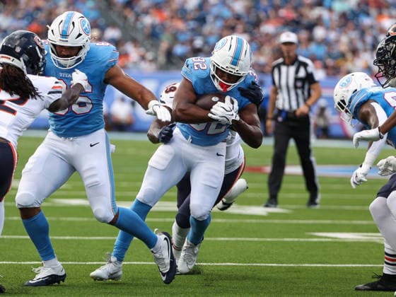 Aug 29, 2026; Nashville, Tennessee, USA; Tennessee Titans running back Nick Singleton (32) tries to break a tackle as pushes across the line of scrimmage during the NFL, American Football Herren, USA preseason game between the Chicago Bears and the Tennessee Titans at Nissan Stadium (Nashville). Mandatory Credit: -Cal Media Nashville USA - ZUMAc04_ 20260829_zma_c04_086 Copyright: xStephenxFurstx