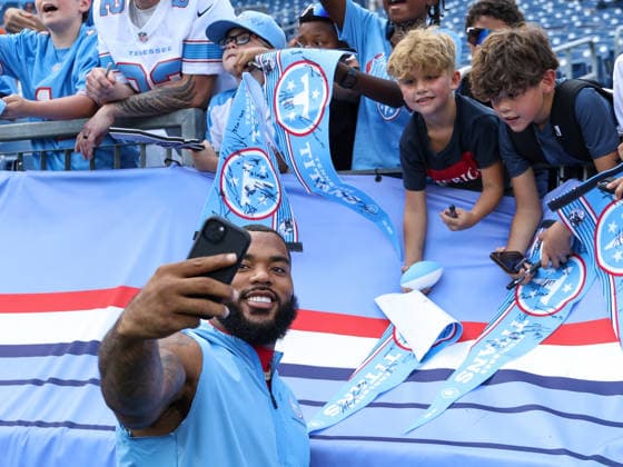 Aug 29, 2026; Nashville, Tennessee, USA; Tennessee Titans defensive tackle JEFFERY SIMMONS (98) takes a photo with young fans during warm-ups prior to the NFL, American Football Herren, USA pre-season game between the Chicago Bears and Tennessee Titans at Nissan Stadium (Nashville). Nashville USA - ZUMAc04_ 20260829_zma_c04_033 Copyright: xStephenxFurstx
