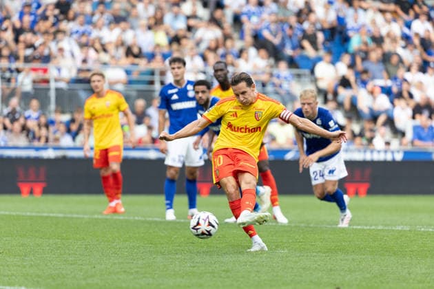 Florian Thauvin scoring the 0:1 seen during Ligue 1 26 27 game between teams of RSC Strasbourg and RC Lens at Stade de la Meinau (Benjamin Faes Ball Raw Images) Strasbourg Stade de la Meinau France Copyright: xBenjaminxFaesx 0W4A2822