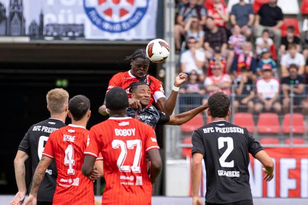 Northeast Regional League: FC Rot Weiß Erfurt vs. BFC Preussen Erfurt, August 29, 2026; Maxime Aglago Awoudja 6 (FC Rot Weiß Erfurt) vs. Charmaine Häusl 21 (BFC Preussen); Northeast Regional League: FC Rot Weiß Erfurt vs. BFC Preussen, Steigerwaldstadionion, Erfurt, August 29, 2026 Copyright: xBEAUTIFULxSPORTS Duehringx