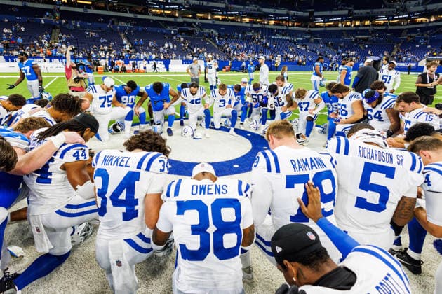 NFL, American Football Herren, USA 2026: Lions Vs Colts AUG 29 Aug 29, 2026; Indianapolis, Indiana, USA; Players from the Indianapolis Colts and Detroit Lions pray at midfield after NFL preseason game action at Lucas Oil Stadium. Mandatory Credit: John Mersits-Cal Media (Credit Image: Â John Mersits Cal Sport Media) EDITORIAL USE ONLY Copyright: xx ZUMA-20260829_zma_c04_185.jpg JohnxMersitsx csmphotothree515389