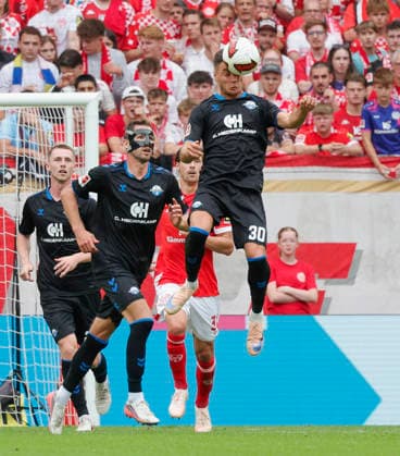 Im Bild: v.li. Tjark Scheller (SC Paderborn 07, 25), Marvin Pieringer (SC Paderborn 07, 18), Dominik Kohr (FSV Mainz 05, 31) und der Kopfball von Stefano Marino (SC Paderborn 07, 30) 29.08.2026, FSV Mainz 05 - SC Paderborn 07, 1. Bundesliga, 1. Spieltag, Deutschland, Mainz, MEWA Arena, DFL REGULATIONS PROHIBIT ANY USE OF PHOTOGRAPHS AS IMAGE SEQUENCES AND OR QUASI-VIDEO. *** Pictured, from left: Tjark Scheller (SC Paderborn 07, 25), Marvin Pieringer (SC Paderborn 07, 18), Dominik Kohr (FSV Mainz 05, 31) and Stefano Marino (SC Paderborn 07, 30) heading the ball, August 29, 2026, FSV Mainz 05 vs. SC Paderborn 07, Bundesliga 1, Matchday 1, Germany, Mainz, MEWA Arena. DFL regulations prohibit any use of photographs as image sequences and or quasi-video. Copyright: HMBxMedia xJulienxBecker