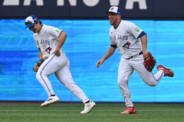 August 29, 2026, Toronto, On, Canada: Toronto Blue Jays Brett Bateman, left, and Myles Straw celebrate in the outfield after their team defeated the Seattle Mariners in MLB, Baseball Herren, USA baseball action in Toronto on Saturday, Aug. 29, 2026. Canada News - August 29, 2026  - ZUMAc35_ 20260829_zaf_c35_141 Copyright: xJonxBlackerx