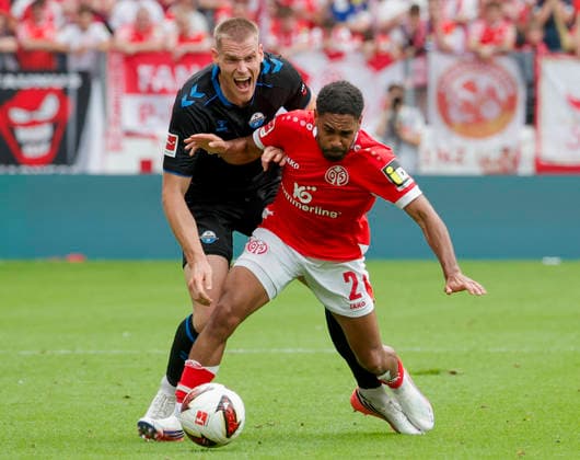 Im Bild: v.li. Steffen Tigges (SC Paderborn 07, 27) im Zweikampf gegen Phillipp Mwene (FSV Mainz 05, 2) 29.08.2026, FSV Mainz 05 - SC Paderborn 07, 1. Bundesliga, 1. Spieltag, Deutschland, Mainz, MEWA Arena, DFL REGULATIONS PROHIBIT ANY USE OF PHOTOGRAPHS AS IMAGE SEQUENCES AND OR QUASI-VIDEO. *** Pictured from left: Steffen Tigges (SC Paderborn 07, 27) in a tackle against Phillipp Mwene (FSV Mainz 05, 2), August 29, 2026, FSV Mainz 05 vs. SC Paderborn 07, Bundesliga 1, Matchday 1, Germany, Mainz, MEWA Arena, DFL REGULATIONS PROHIBIT ANY USE OF PHOTOGRAPHS AS IMAGE SEQUENCES AND OR QUASI-VIDEO Copyright: HMBxMedia xJulienxBecker