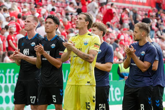 Im Bild: Die Mannschaft vom SC Paderborn 05 schenkt nach Spielende einen Applaus an seine Fans. 29.08.2026, FSV Mainz 05 - SC Paderborn 07, 1. Bundesliga, 1. Spieltag, Deutschland, Mainz, MEWA Arena, DFL REGULATIONS PROHIBIT ANY USE OF PHOTOGRAPHS AS IMAGE SEQUENCES AND OR QUASI-VIDEO. *** Pictured: The SC Paderborn 05 team applauds its fans after the game, August 29, 2026, FSV Mainz 05 vs. SC Paderborn 07, Bundesliga 1, Matchday 1, Germany, Mainz, MEWA Arena, DFL REGULATIONS PROHIBIT ANY USE OF PHOTOGRAPHS AS IMAGE SEQUENCES AND OR QUASI-VIDEO Copyright: HMBxMedia xJulienxBecker