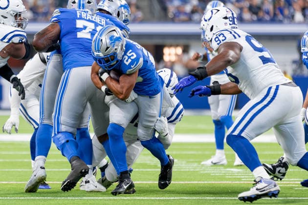 August 29, 2026, Indianapolis, Indiana, U.S: Indianapolis Colts defensive lineman Tim Smith (93) comes up to hit Detroit Lions running back Jacob Saylors (25) on a run during the preseason game between the Detroit Lions and the Indianapolis Colts at Lucas Oil Stadium, Indianapolis, Indiana. NFL, American Football Herren, USA 2026 Lions 25-16 Colts  - ZUMAs304 20260829_zaf_s304_059 Copyright: xScottxStuartx