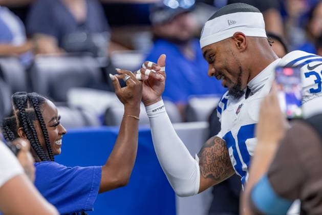 August 29, 2026, Indianapolis, Indiana, U.S: Indianapolis Colts safety Jonathan Owens (38) links pinkies with his wife Simone Biles on the sideline prior to the preseason game between the Detroit Lions and the Indianapolis Colts at Lucas Oil Stadium, Indianapolis, Indiana. Indianapolis U.S - ZUMAs304 20260829_zaf_s304_073 Copyright: xScottxStuartx