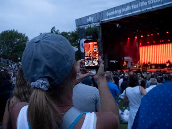 GRAND BLANC, MI - AUGUST 29: A fan uses a smart phone to record Country Music Artist Keith Urban performing after the second round of the PGA, Golf Herren TOUR Champions The Ally Challenge on August 29, 2026, at Warwick Hills Golf and Country Club in Grand Blanc, Michigan. (Photo by Joseph Weiser Icon Sportswire) GOLF: AUG 29 PGA TOUR Champions The Ally Challenge EDITORIAL USE ONLY Icon260829045