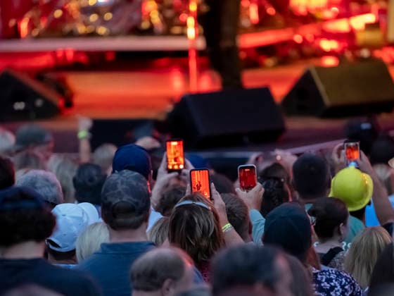 GRAND BLANC, MI - AUGUST 29: Fans use a smart phones to record Country Music Artist Keith Urban performing after the second round of the PGA, Golf Herren TOUR Champions The Ally Challenge on August 29, 2026, at Warwick Hills Golf and Country Club in Grand Blanc, Michigan. (Photo by Joseph Weiser Icon Sportswire) GOLF: AUG 29 PGA TOUR Champions The Ally Challenge EDITORIAL USE ONLY Icon260829047