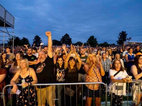 GRAND BLANC, MI - AUGUST 29: Fan cheer while Country Music Artist Keith Urban performs after the second round of the PGA, Golf Herren TOUR Champions The Ally Challenge on August 29, 2026, at Warwick Hills Golf and Country Club in Grand Blanc, Michigan. (Photo by Joseph Weiser Icon Sportswire) GOLF: AUG 29 PGA TOUR Champions The Ally Challenge EDITORIAL USE ONLY Icon260829056