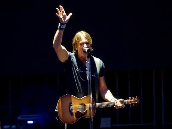GRAND BLANC, MI - AUGUST 29: Country Music Artist Keith Urban performs a Dolly Parton tribute song after the second round of the PGA, Golf Herren TOUR Champions The Ally Challenge on August 29, 2026, at Warwick Hills Golf and Country Club in Grand Blanc, Michigan. (Photo by Joseph Weiser Icon Sportswire) GOLF: AUG 29 PGA TOUR Champions The Ally Challenge EDITORIAL USE ONLY Icon260829058