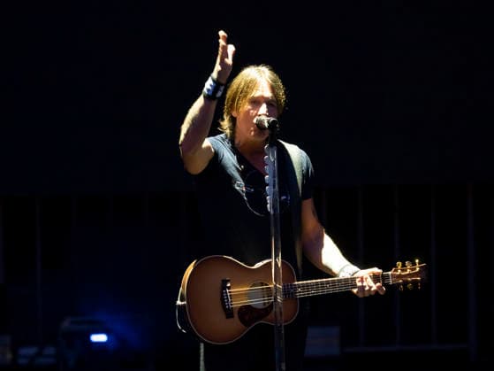 GRAND BLANC, MI - AUGUST 29: Country Music Artist Keith Urban performs a Dolly Parton tribute song after the second round of the PGA, Golf Herren TOUR Champions The Ally Challenge on August 29, 2026, at Warwick Hills Golf and Country Club in Grand Blanc, Michigan. (Photo by Joseph Weiser Icon Sportswire) GOLF: AUG 29 PGA TOUR Champions The Ally Challenge EDITORIAL USE ONLY Icon260829059
