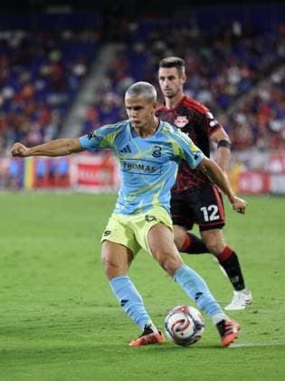 August 29, 2026, Harrison, New Jersey, USA: Philadelphia Union midfielder CAVAN SULLIVAN (6) shoots the ball during the second half of the match against Red Bull New York at Sports Illustrated Stadium in Harrison, New Jersey, USA. Harrison USA - ZUMAc295 20260829_zsp_c295_010 Copyright: xJosexContrerasx