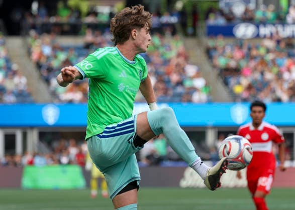SEATTLE, WA - AUGUST 29: Seattle Sounders FC defender Stuart Hawkins (39) traps the ball in the second half during the MLS, Fussball Herren, USA match between Chicago Fire FC and Seattle Sounders FC on August 29, 2026 at Lumen Field in Seattle, Washington. (Photo by Leslie Plaza Johnson Icon Sportswire) SOCCER: AUG 29 MLS Seattle Sounders FC vs Chicago Fire FC EDITORIAL USE ONLY Icon260829047