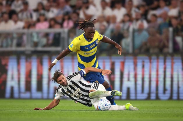 Juventus v Parma - Serie A - Allianz Stadium Turin, Italy, 29th August 2026. Manuel Locatelli of Juventus dispossesses Nesta Elphege of Parma Calcio during the Juventus vs Parma Serie A match at Allianz Stadium, Turin. Picture credit should read: Jonathan Moscrop Turin Allianz Stadium Italy