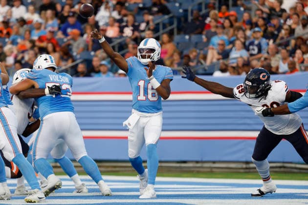 NASHVILLE, TN - AUGUST 29: Tennessee Titans quarterback Hendon Hooker (16) throws a pass from the end zone in front of Chicago Bears defensive lineman Jeremiah Martin (69) during a preseason game between the Tennessee Titans and Chicago Bears, August 29, 2026 at Nissan Stadium in Nashville, Tennessee. (Photo by Matthew Maxey Icon Sportswire) NFL, American Football Herren, USA AUG 29 Bears at Titans EDITORIAL USE ONLY Icon260829027