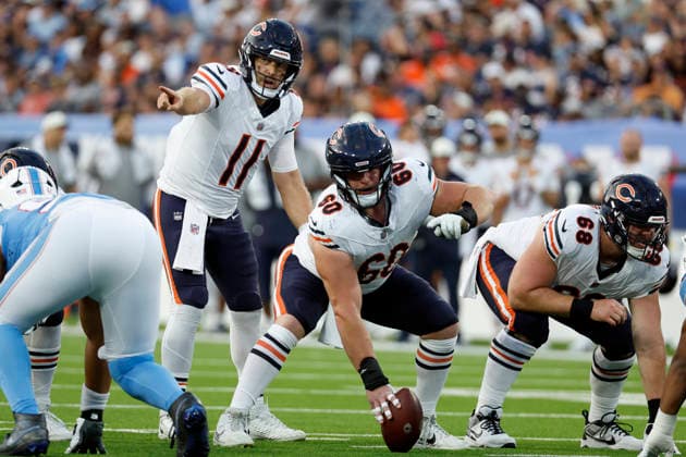 NASHVILLE, TN - AUGUST 29: Chicago Bears quarterback Case Keenum (11) points out a defender from the line before taking a snap from Chicago Bears offensive lineman Kyle Hergel (60) during a preseason game between the Tennessee Titans and Chicago Bears, August 29, 2026 at Nissan Stadium in Nashville, Tennessee. (Photo by Matthew Maxey Icon Sportswire) NFL, American Football Herren, USA AUG 29 Bears at Titans EDITORIAL USE ONLY Icon260829029