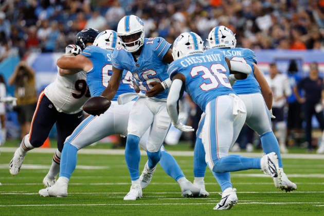 NASHVILLE, TN - AUGUST 29: Tennessee Titans quarterback Hendon Hooker (16) turns to hand off to Tennessee Titans running back Julius Chestnut (36) during a preseason game between the Tennessee Titans and Chicago Bears, August 29, 2026 at Nissan Stadium in Nashville, Tennessee. (Photo by Matthew Maxey Icon Sportswire) NFL, American Football Herren, USA AUG 29 Bears at Titans EDITORIAL USE ONLY Icon260829030