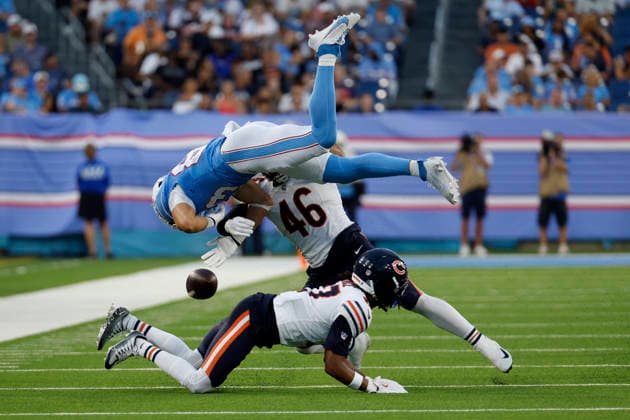 NASHVILLE, TN - AUGUST 29: Tennessee Titans tight end Joel Wilson (83) fumbles the ball as he is hit by Chicago Bears long snapper Luke Elkin (46) during a preseason game between the Tennessee Titans and Chicago Bears, August 29, 2026 at Nissan Stadium in Nashville, Tennessee. (Photo by Matthew Maxey Icon Sportswire) NFL, American Football Herren, USA AUG 29 Bears at Titans EDITORIAL USE ONLY Icon260829031