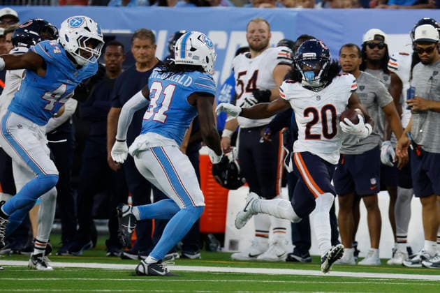 NASHVILLE, TN - AUGUST 29: Chicago Bears wide receiver Ray-Ray McCloud III (20) runs down the sideline in front of Tennessee Titans defensive back Bishop Fitzgerald (31) as he returns a kick during a preseason game between the Tennessee Titans and Chicago Bears, August 29, 2026 at Nissan Stadium in Nashville, Tennessee. (Photo by Matthew Maxey Icon Sportswire) NFL, American Football Herren, USA AUG 29 Bears at Titans EDITORIAL USE ONLY Icon260829032