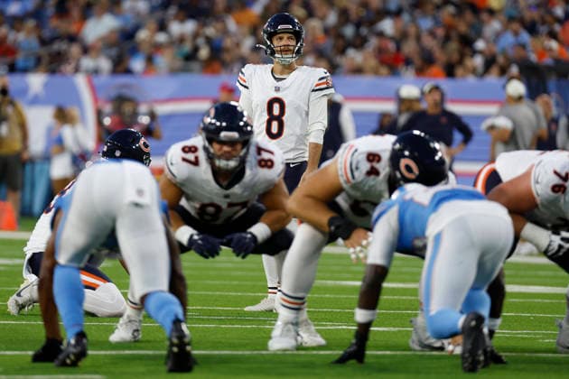 NASHVILLE, TN - AUGUST 29: Chicago Bears kicker Cairo Santos (8) looks up as he prepares to kick a field goal during a preseason game between the Tennessee Titans and Chicago Bears, August 29, 2026 at Nissan Stadium in Nashville, Tennessee. (Photo by Matthew Maxey Icon Sportswire) NFL, American Football Herren, USA AUG 29 Bears at Titans EDITORIAL USE ONLY Icon260829033