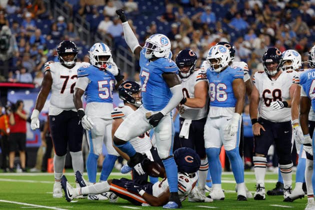 NASHVILLE, TN - AUGUST 29: Tennessee Titans linebacker Oluwafemi Oladejo (7) celebrates after making a tackle on Chicago Bears running back Roschon Johnson (23) during a preseason game between the Tennessee Titans and Chicago Bears, August 29, 2026 at Nissan Stadium in Nashville, Tennessee. (Photo by Matthew Maxey Icon Sportswire) NFL, American Football Herren, USA AUG 29 Bears at Titans EDITORIAL USE ONLY Icon260829036