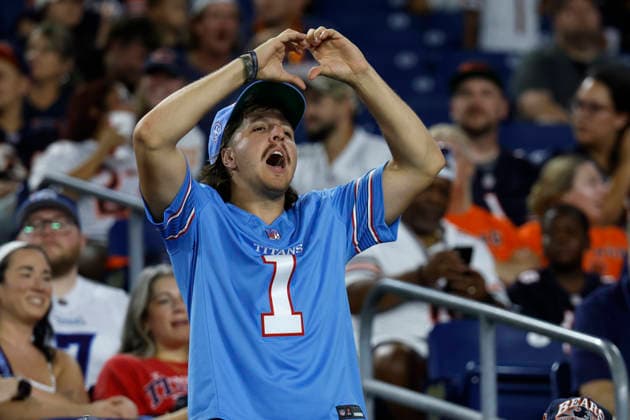 NASHVILLE, TN - AUGUST 29: A Tennessee Titans fan makes a hear with his hands during a stadium tribute to country music legend Dolly Parton during a preseason game between the Tennessee Titans and Chicago Bears, August 29, 2026 at Nissan Stadium in Nashville, Tennessee. (Photo by Matthew Maxey Icon Sportswire) NFL, American Football Herren, USA AUG 29 Bears at Titans EDITORIAL USE ONLY Icon260829037