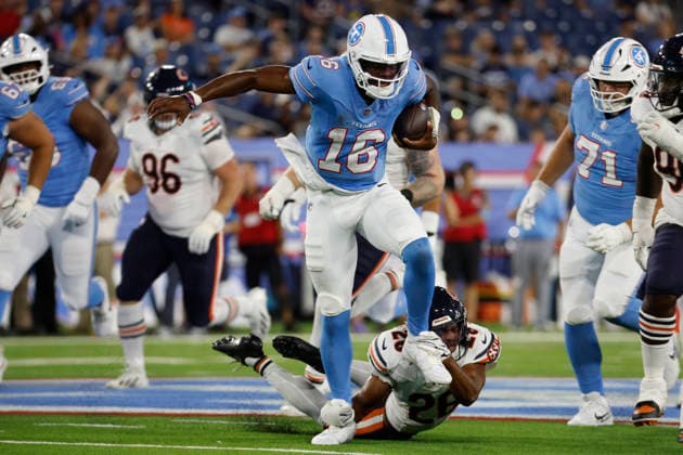 NASHVILLE, TN - AUGUST 29: Tennessee Titans quarterback Hendon Hooker (16) steps through a tackle attempt by Chicago Bears defensive back Anthony Johnson Jr. (26) during a preseason game between the Tennessee Titans and Chicago Bears, August 29, 2026 at Nissan Stadium in Nashville, Tennessee. (Photo by Matthew Maxey Icon Sportswire) NFL, American Football Herren, USA AUG 29 Bears at Titans EDITORIAL USE ONLY Icon260829039