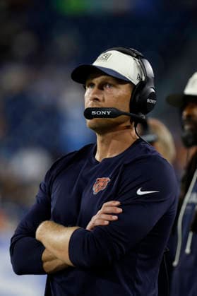 NASHVILLE, TN - AUGUST 29: Chicago Bears head coach Ben Johnson watches a replay on the video board during a preseason game between the Tennessee Titans and Chicago Bears, August 29, 2026 at Nissan Stadium in Nashville, Tennessee. (Photo by Matthew Maxey Icon Sportswire) NFL, American Football Herren, USA AUG 29 Bears at Titans EDITORIAL USE ONLY Icon260829040