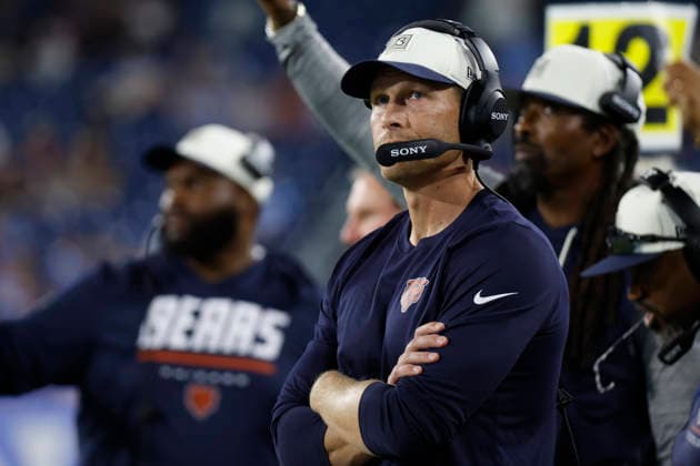 NASHVILLE, TN - AUGUST 29: Chicago Bears head coach Ben Johnson watches a replay on the video board during a preseason game between the Tennessee Titans and Chicago Bears, August 29, 2026 at Nissan Stadium in Nashville, Tennessee. (Photo by Matthew Maxey Icon Sportswire) NFL, American Football Herren, USA AUG 29 Bears at Titans EDITORIAL USE ONLY Icon260829041