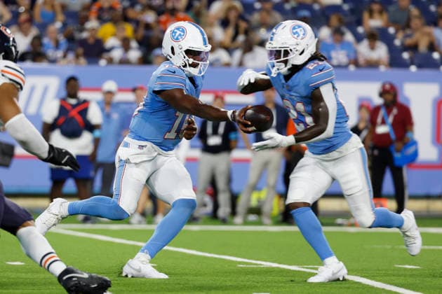 NASHVILLE, TN - AUGUST 29: Tennessee Titans quarterback Hendon Hooker (16) hands off to running back D Ernest Johnson (21) during a preseason game between the Tennessee Titans and Chicago Bears, August 29, 2026 at Nissan Stadium in Nashville, Tennessee. (Photo by Matthew Maxey Icon Sportswire) NFL, American Football Herren, USA AUG 29 Bears at Titans EDITORIAL USE ONLY Icon260829042