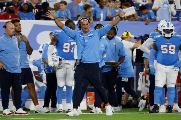 NASHVILLE, TN - AUGUST 29: Tennessee Titans head coach Robert Saleh waves to the other sideline in the final moments of a preseason game between the Tennessee Titans and Chicago Bears, August 29, 2026 at Nissan Stadium in Nashville, Tennessee. (Photo by Matthew Maxey Icon Sportswire) NFL, American Football Herren, USA AUG 29 Bears at Titans EDITORIAL USE ONLY Icon260829045
