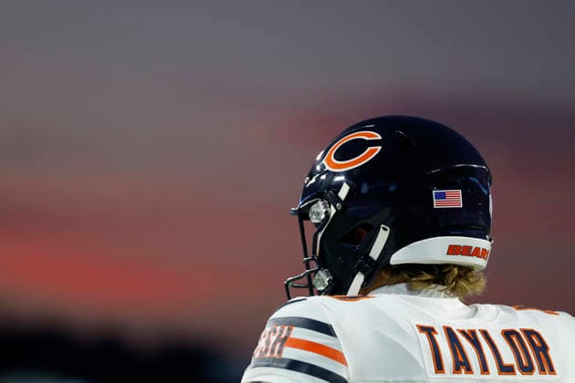 NASHVILLE, TN - AUGUST 29: Chicago Bears punter Tory Taylor (19) stands on the sideline as the sun sets during a preseason game between the Tennessee Titans and Chicago Bears, August 29, 2026 at Nissan Stadium in Nashville, Tennessee. (Photo by Matthew Maxey Icon Sportswire) NFL, American Football Herren, USA AUG 29 Bears at Titans EDITORIAL USE ONLY Icon260829049